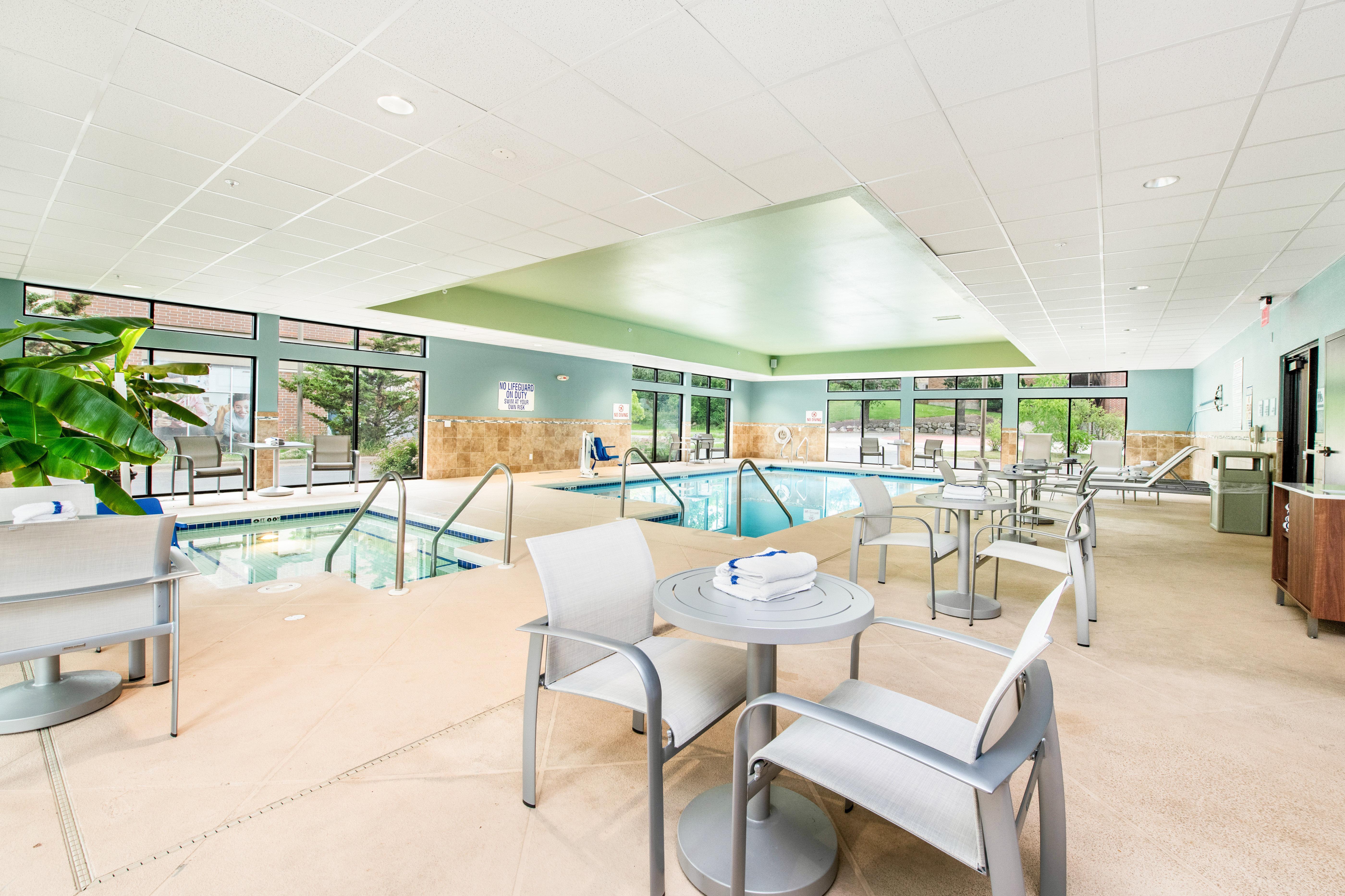 Holiday Inn Express - Delafield By Ihg Экстерьер фото