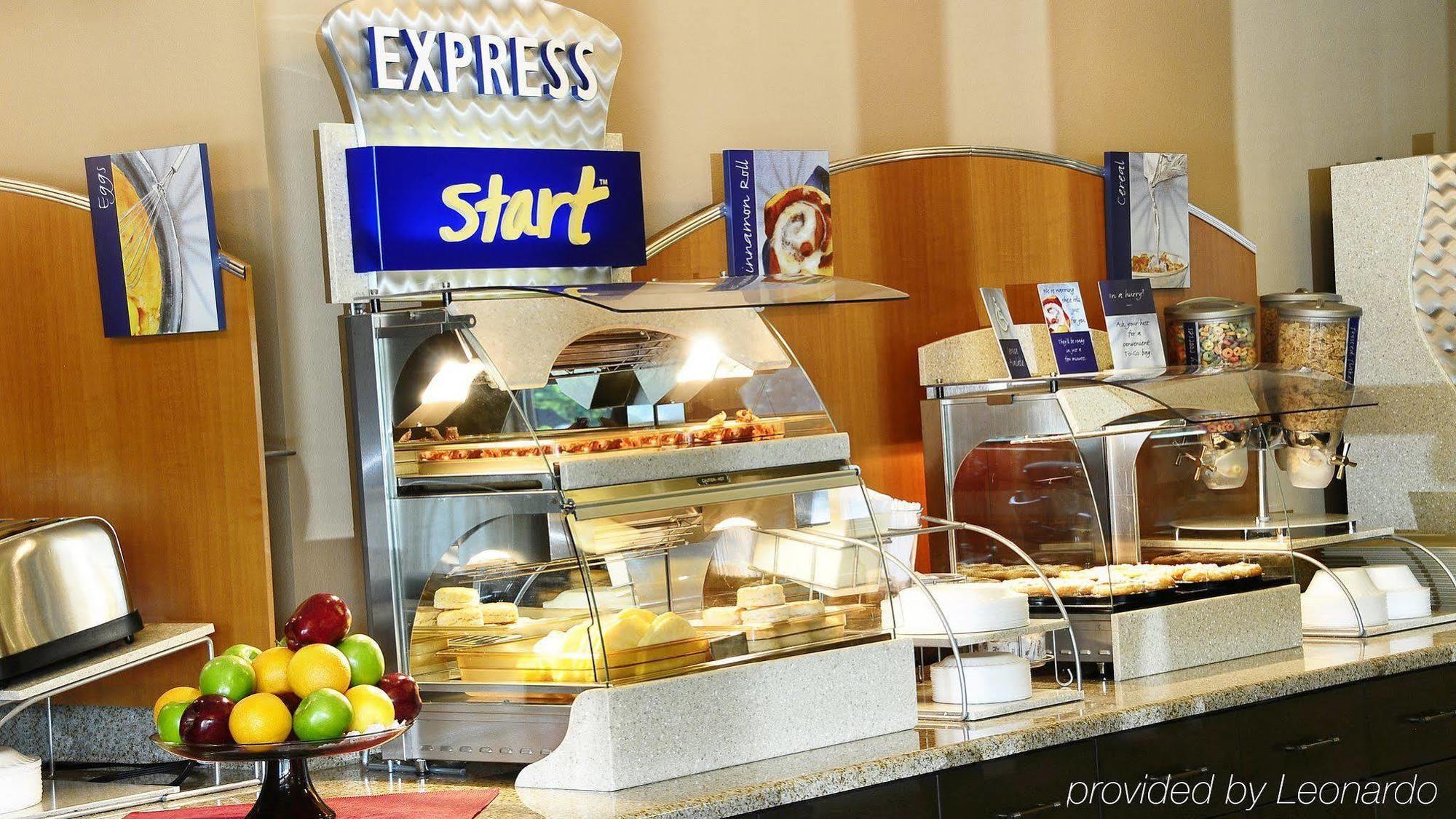 Holiday Inn Express - Delafield By Ihg Экстерьер фото
