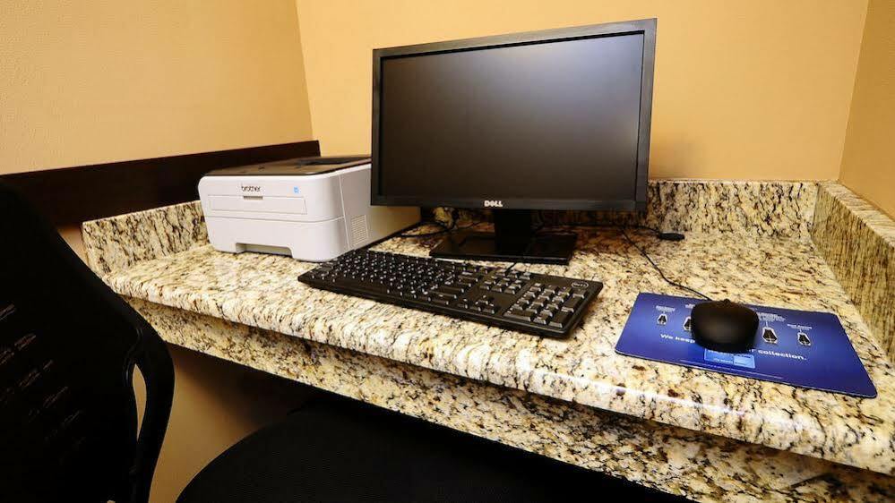 Holiday Inn Express - Delafield By Ihg Экстерьер фото