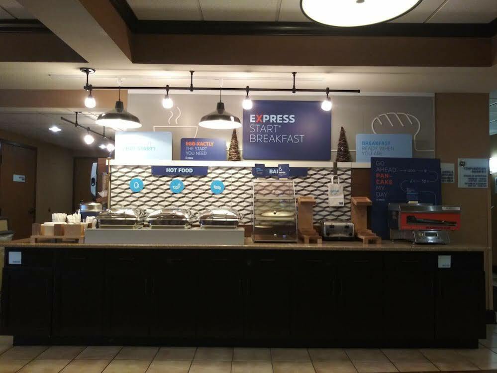 Holiday Inn Express - Delafield By Ihg Экстерьер фото